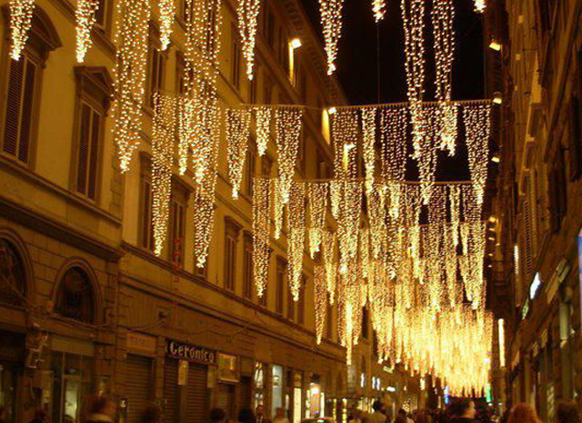 florence-holiday-lights-Kayla-Spelling-Street-art-festive